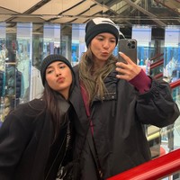 Sabrina juga sempat terlihat berlibur bersama ke Jepang dengan anak Wulan Guritno, Shaloom Razade. Keduanya tampil kompak melakukan mirror selfie. Foto: Instagram/@sab_sash