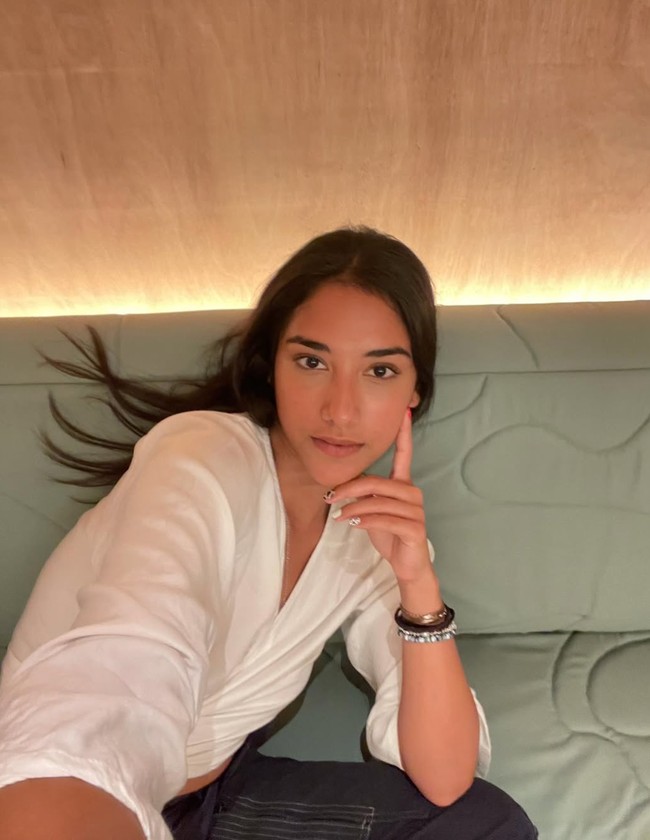 Kerap tampil dengan gaya simpel effortless, Sabrina memamerkan kecantikan naturalnya dengan pulasan makeup minimalis. Foto: Instagram/@sab_sash