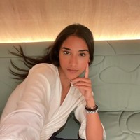 Kerap tampil dengan gaya simpel effortless, Sabrina memamerkan kecantikan naturalnya dengan pulasan makeup minimalis. Foto: Instagram/@sab_sash