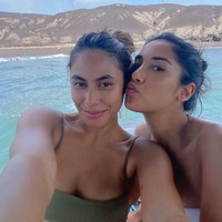 Cukup dekat dengan beberapa artis tanah air, Sabrina juga sempat memamerkan momen liburannya bersama Valerie Thomas. Foto: Instagram/@sab_sash