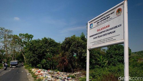 Sampah menumpuk di sepanjang jalan Desa Babussalam, Kecamatan Gerung, yang hanya berjarak sekitar 400 meter dari Kantor Bupati Lombok Barat, Selasa (7/10/2025).