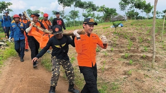 Satu jenazah mahasiswa UIN yang hanyut di Kendal dievakuasi tim SAR.