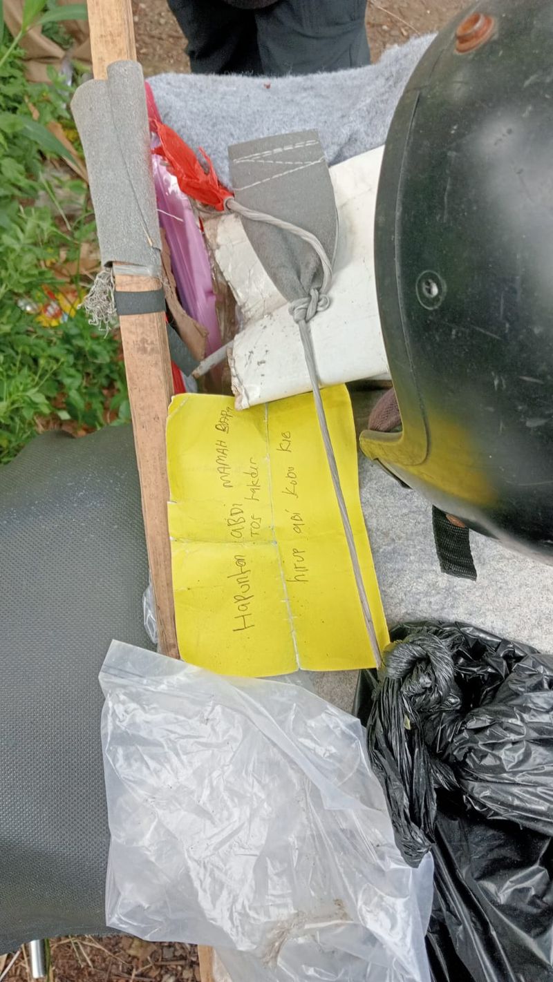 Sepeda motor tak bertuan terparkir di tepi Jembatan Cisokan Cianjur Sepeda motor tak bertuan terparkir di tepi Jembatan Cisokan Cianjur