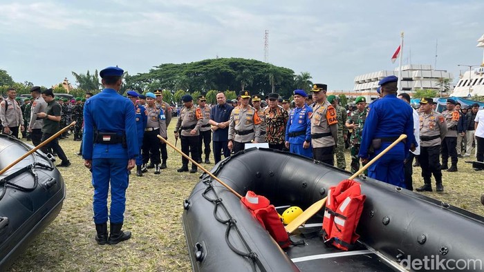 Kapolda Lampung,Irjen Helfi Assegaf meninjau persiapan personel