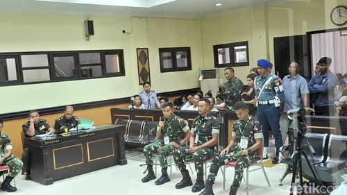 Dantonkes Batalion TP/834 Wakanga Mere Letda Ckm Erman Yudhi Wana Prakarsa, Prada Arnoldus Seran, dan Prada Jemi Langga, dihadirkan sebagai saksi di Pengadilan Militer III-15 Kupang, NTT, Rabu (5/11/2025).