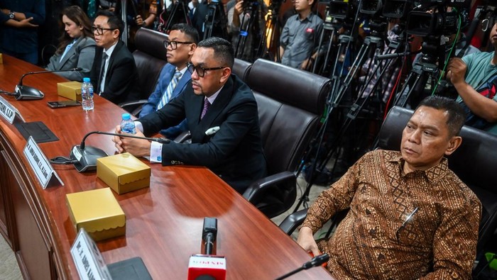 Anggota DPR nonaktif Adies Kadir (kanan), Ahmad Sahroni (kedua kanan), Surya Utama alias Uya Kuya (ketiga kanan), Eko Hendro Purnomo (kedua kiri) dan Nafa Urbach (kiri) mengikuti sidang putusan kasus dugaan pelanggaran kode etik anggota DPR nonaktif di Mahkamah Kehormatan Dewan (MKD) DPR, Kompleks Parlemen, Senayan, Jakarta, Rabu (5/11/2025). Mahkamah Kehormatan Dewan (MKD) DPR memutuskan untuk mengaktifkan kembali Adies Kadir dan Surya Utama alias Uya Kuya sebagai anggota DPR sedangkan untuk anggota DPR nonakatif Ahmad Sahroni, Nafa Urbach, dan Eko Hendro Purnomo terbukti melanggar kode etik dan menjatuhkan hukuman tambahan dengan memperpanjang masa nonaktif sebagai anggota DPR. ANTARA FOTO/Rivan Awal Lingga/tom.