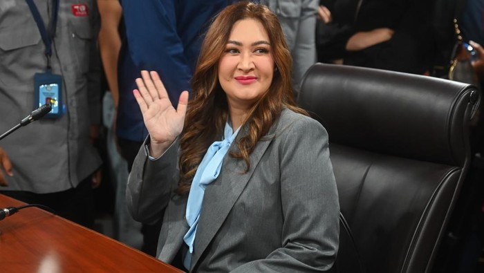 Anggota DPR nonaktif Nafa Urbach bersiap mengikuti sidang putusan kasus dugaan pelanggaran kode etik anggota DPR nonaktif di Mahkamah Kehormatan Dewan (MKD) DPR, Kompleks Parlemen, Senayan, Jakarta, Rabu (5/11/2025). Mahkamah Kehormatan Dewan (MKD) DPR memutuskan untuk mengaktifkan kembali Adies Kadir dan Surya Utama alias Uya Kuya sebagai anggota DPR sedangkan untuk anggota DPR nonakatif Ahmad Sahroni, Nafa Urbach, dan Eko Hendro Purnomo terbukti melanggar kode etik dan menjatuhkan hukuman tambahan dengan memperpanjang masa nonaktif sebagai anggota DPR. ANTARA FOTO/Rivan Awal Lingga/tom.