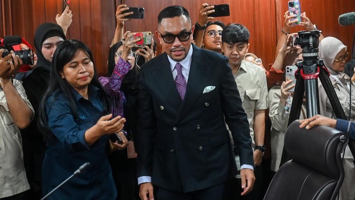 Anggota DPR nonaktif Ahmad Sahroni (tengah) bersiap mengikuti sidang putusan kasus dugaan pelanggaran kode etik anggota DPR nonaktif di Mahkamah Kehormatan Dewan (MKD) DPR, Kompleks Parlemen, Senayan, Jakarta, Rabu (5/11/2025). Mahkamah Kehormatan Dewan (MKD) DPR memutuskan untuk mengaktifkan kembali Adies Kadir dan Surya Utama alias Uya Kuya sebagai anggota DPR sedangkan untuk anggota DPR nonakatif Ahmad Sahroni, Nafa Urbach, dan Eko Hendro Purnomo terbukti melanggar kode etik dan menjatuhkan hukuman tambahan dengan memperpanjang masa nonaktif sebagai anggota DPR. ANTARA FOTO/Rivan Awal Lingga/tom.