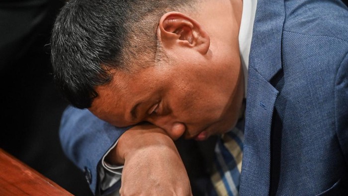 Anggota DPR nonaktif Surya Utama alias Uya Kuya mengungkapkan ekspresinya saat mengikuti sidang putusan kasus dugaan pelanggaran kode etik anggota DPR nonaktif di Mahkamah Kehormatan Dewan (MKD) DPR, Kompleks Parlemen, Senayan, Jakarta, Rabu (5/11/2025). Mahkamah Kehormatan Dewan (MKD) DPR memutuskan untuk mengaktifkan kembali Adies Kadir dan Surya Utama alias Uya Kuya sebagai anggota DPR sedangkan untuk anggota DPR nonakatif Ahmad Sahroni, Nafa Urbach, dan Eko Hendro Purnomo terbukti melanggar kode etik dan menjatuhkan hukuman tambahan dengan memperpanjang masa nonaktif sebagai anggota DPR. ANTARA FOTO/Rivan Awal Lingga/tom.