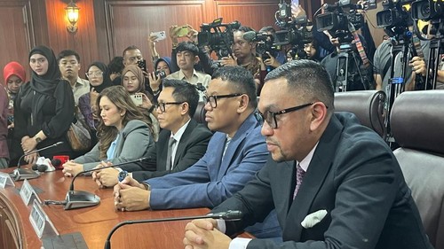 Nafa Urbach, Eko Hendro Purnomo atau Eko Patrio, Surya Utama atau Uya Kuya dan Ahmad Sahroni dalam sidang di kompleks parlemen, Senayan, Jakarta, (5/11/2025)