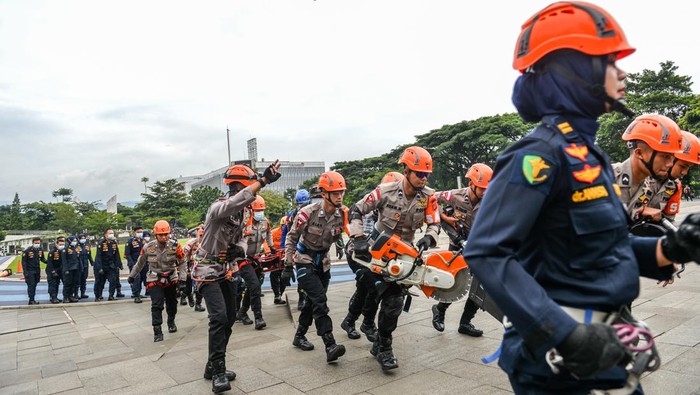 Tim SAR menggotong korban dari rumah yang ambruk akibat bencana alam saat simulasi tanggap bencana di Jalan Diponegoro, Bandung, Jawa Barat, Rabu (5/11/2025). Pemprov Jawa Barat bersama Polda Jabar dan BPBD menggelar simulasi tanggap bencana yang ditujukan untuk melatih kemampuan petugas penyelamat dalam menghadapi potensi bencana di wilayah Jawa Barat. ANTARA FOTO/Raisan Al Farisi/tom.