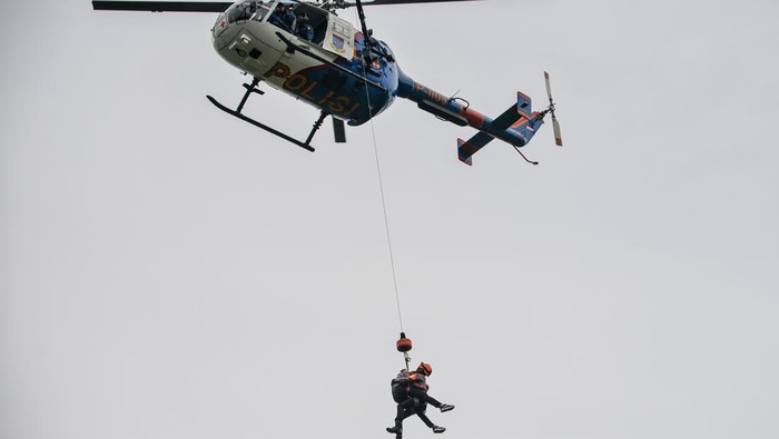 Tim SAR menggotong korban dari rumah yang ambruk akibat bencana alam saat simulasi tanggap bencana di Jalan Diponegoro, Bandung, Jawa Barat, Rabu (5/11/2025). Pemprov Jawa Barat bersama Polda Jabar dan BPBD menggelar simulasi tanggap bencana yang ditujukan untuk melatih kemampuan petugas penyelamat dalam menghadapi potensi bencana di wilayah Jawa Barat. ANTARA FOTO/Raisan Al Farisi/tom.