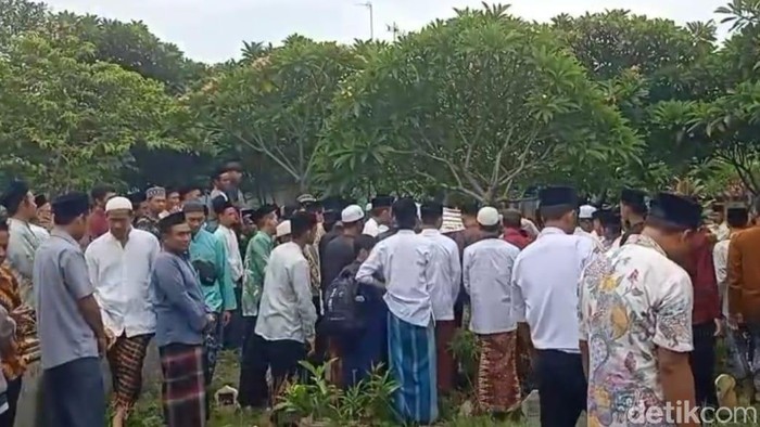 Suasana pemakaman Muhammad Labib Rizi (22), mahasiswa UIN Walisongo Semarang yang hanyut di sungai Singorojo Kendal.