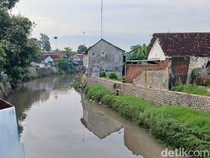 Warga Pasuruan Banyak yang Buang Sampah ke Sungai, Ada Kasur-Styrofoam