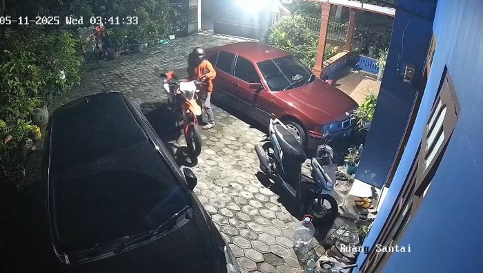 Tangkapan layar detik-detik pelaku pencurian sepeda motor di Beji, Wates, Kulon Progo, Rabu (5/11/2025).