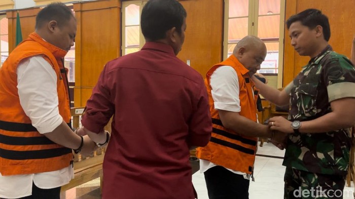 Terdakwa Akhirun (depan) usai menghadiri sidang tuntutan di PN Medan (Kartika/detikcom)