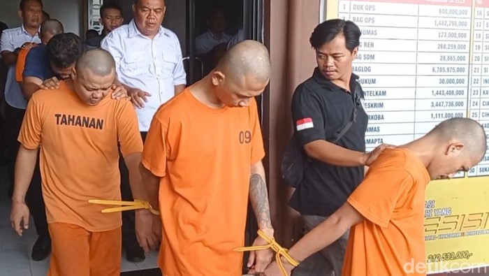 Tersangka saat dihadirkan di Mapolres Tasikmalaya Kota.