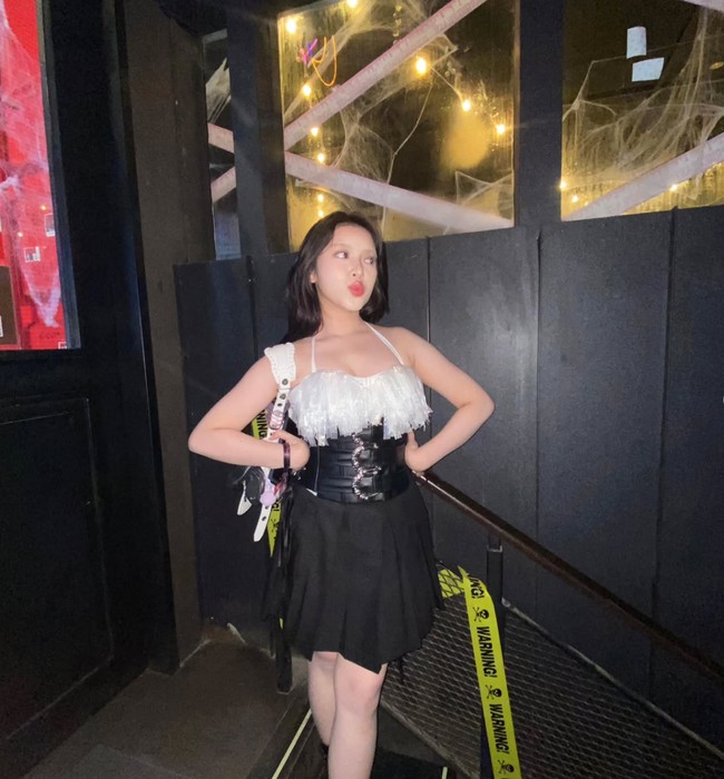 Gaya berbusana Tiara curi atensi karena bak kembar dengan Jennie BLACKPINK. Tiara mengenakan atasan berupa corset top hitam dengan ruffle putih di bagian dada dan buckle metalik besar. Atasan tersebut dipadukan dengan rok mini lipit hitam. Foto: Instagram/@tiaraandini