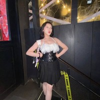 Gaya berbusana Tiara curi atensi karena bak kembar dengan Jennie BLACKPINK. Tiara mengenakan atasan berupa corset top hitam dengan ruffle putih di bagian dada dan buckle metalik besar. Atasan tersebut dipadukan dengan rok mini lipit hitam. Foto: Instagram/@tiaraandini