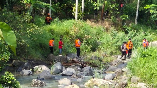 Tim SAR Gabungan lakukan pencarian mahasiswa UIN yang hanyut di Kendal.