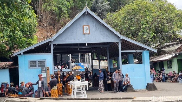 Tim tandu yang sudah bersiap di pos Pajimatan.