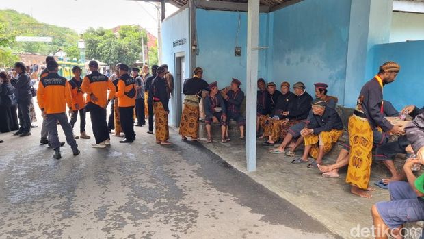 Tim tandu yang sudah bersiap di pos Pajimatan. Tim tandu yang sudah bersiap di pos Pajimatan.