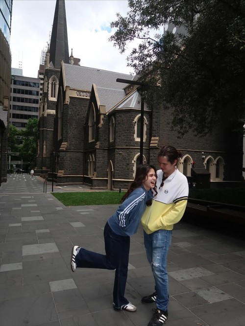 Tissa Biani dan Dul Jaelani nonton konser Oasis di Melbourne.