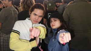 Setelah 15 tahun bubar, konser reuni ini jadi momen langka yang gak boleh dilewatkan fans garis keras kayak Tissa dan Dul. Foto: Instagram Tissa Biani dan Dul Jaelani