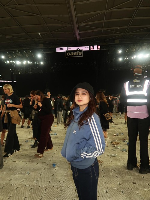 Tissa Biani dan Dul Jaelani nonton konser Oasis di Melbourne.