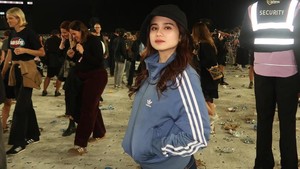 Sepanjang konser, Tissa ikut sing along lagu-lagu wajib Oasis seperti Wonderwall, Stand By Me, dan Dont Look Back In Anger. Foto: Instagram Tissa Biani dan Dul Jaelani