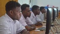 Pelaksanaan TKA di Kabupaten Mappi, Papua Selatan, berlangsung dengan lancar di SMA Negeri 1 Obba dan SMK Negeri 1 Teknologi dan Rekayasa. Foto: (Dokumentasi Kemendikdasmen)