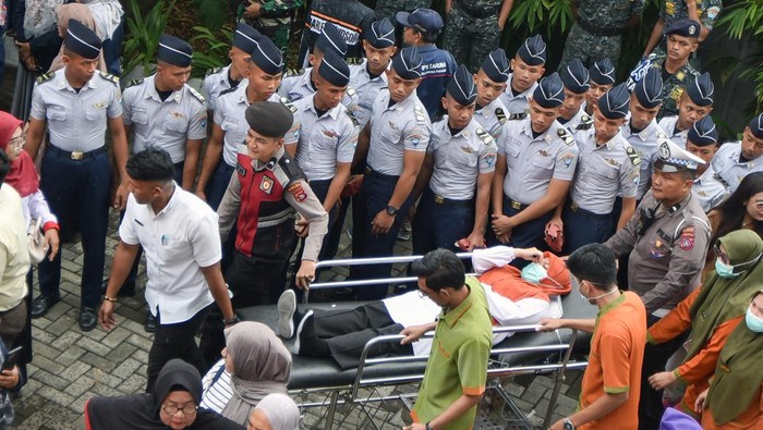 Sejumlah pelajar berlari ke arah tempat evakuasi sementara saat digelarnya Tsunami Drill di Padang, Sumatera Barat, Rabu (5/11/2025). Simulasi mitigasi bencana gempa dan tsunami itu digelar Pemkot Padang di zona merah pada 55 kelurahan sebagai latihan serius menyelamatkan diri dan keluarga jika terjadi bencana sesungguhnya. ANTARA FOTO/Iggoy el Fitra/tom.