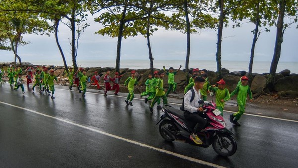 Simulasi Tsunami di Padang, Warga Diajarkan Menyelamatkan Diri Saat Bencana