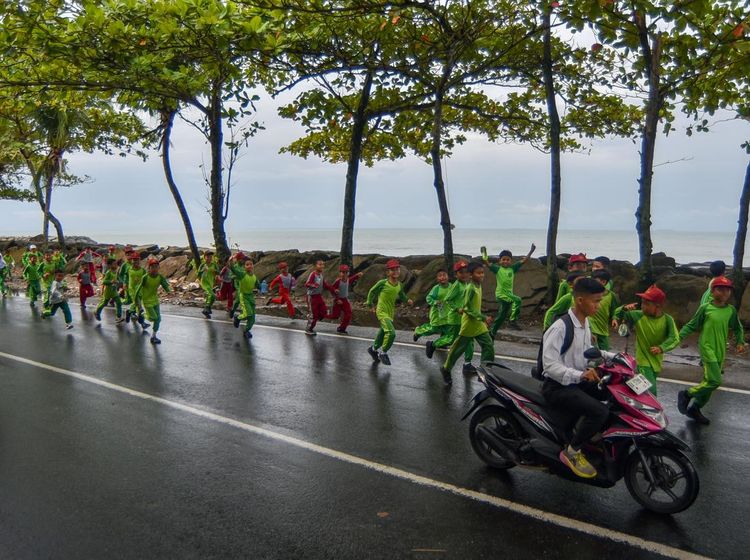 Simulasi Tsunami di Padang, Warga Diajarkan Menyelamatkan Diri Saat Bencana