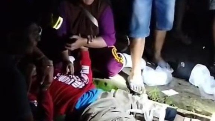 Tukang ojek di Bone Bolango mendapat pertolongan usai terjatuh di jalan rusak.