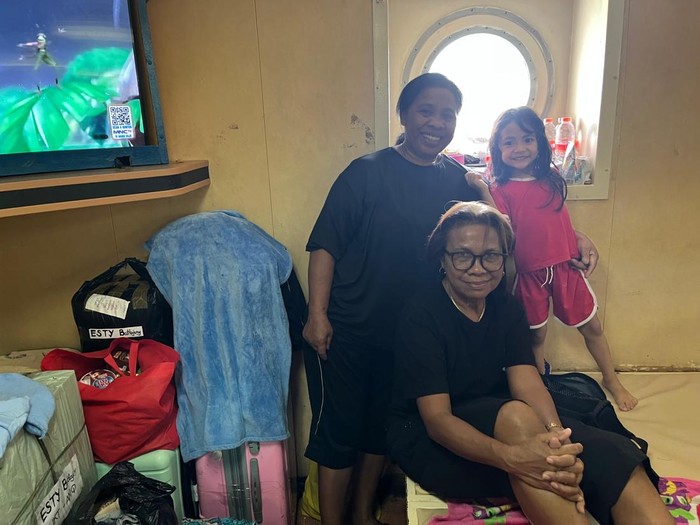 Tuti Salawane (53) dan keluarga di kapal laut milik PT Pelni (Ondang/detikcom)