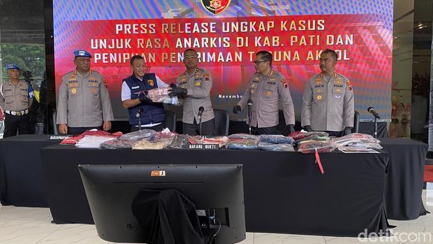 Ungkap kasus oknum polisi Pekalongan yang menipu dengan modus menjanjikan seleksi masuk Akpol, di Mapolda Jateng, Semarang, Rabu (5/11/2025).