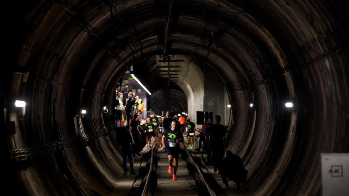 Pemandangan tak biasa terjadi di Barcelona, Spanyol, Rabu (5/11/2025). Ratusan peserta berlari menyusuri terowongan kereta bawah tanah dalam sebuah perlombaan unik untuk memperingati 100 tahun berdirinya Metro Barcelona. REUTERS/ Albert Gea