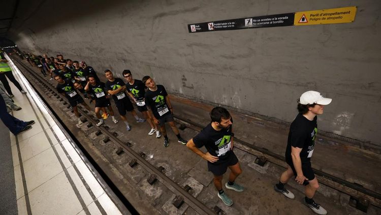 Unik! Ratusan Peserta Lari di Terowongan Bawah Tanah Rayakan 100 Tahun Metro Barcelona