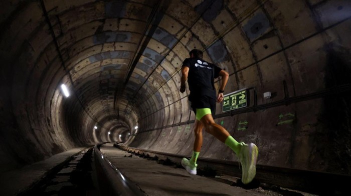 Pemandangan tak biasa terjadi di Barcelona, Spanyol, Rabu (5/11/2025). Ratusan peserta berlari menyusuri terowongan kereta bawah tanah dalam sebuah perlombaan unik untuk memperingati 100 tahun berdirinya Metro Barcelona. REUTERS/ Albert Gea