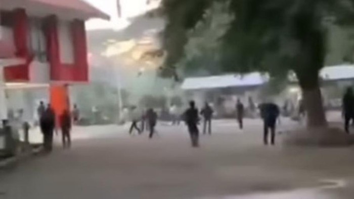 Bentrokan pecah di kampus UNM Parangtambung, Makassar, Rabu (5/11/2025).