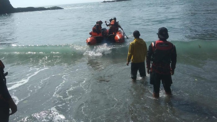 Upaya pencarian korban oleh polisi dan Tim SAR