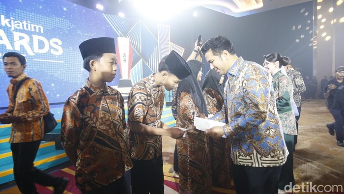 Wagub Emil Dardak Elestianto memberikan santunan kepada anak yatim di detikJatim Award 2025