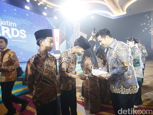 Wagub Emil Dardak Beri Santunan ke Anak Yatim di detikJatim Awards 2025