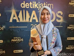 Pejuang Hak Kesehatan Masyarakat Sri Wahyuni Terima detikJatim Awards