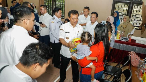 Wakil Menteri Kesehatan, Benjamin Paulus Oktavianus dan Gubernur Jateng Ahmad Luthfi meninjau Program Dokter Spesialis Keliling (Speling) Melesat di Boyolali, Rabu  (5/11/2025).