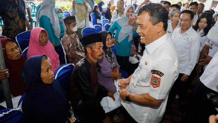Wakil Menteri Kesehatan, Benjamin Paulus Oktavianus dan Gubernur Jateng Ahmad Luthfi meninjau Program Dokter Spesialis Keliling (Speling) Melesat di Boyolali, Rabu  (5/11/2025).