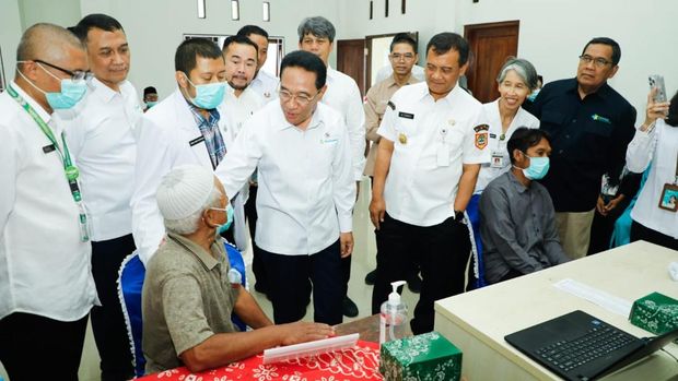 Wakil Menteri Kesehatan, Benjamin Paulus Oktavianus dan Gubernur Jateng Ahmad Luthfi meninjau Program Dokter Spesialis Keliling (Speling) Melesat di Boyolali, Rabu  (5/11/2025).