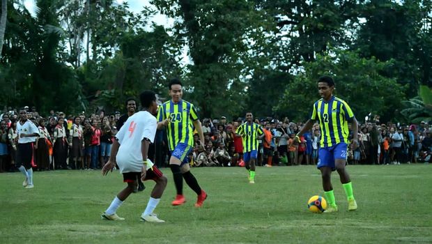 Wakil Presiden Gibran Rakabuming bermain bola bersama anak-anak di Sekolah Sepak Bola Manokwari, Papua, Rabu (5/11/2025). (Dok. Setwapres)