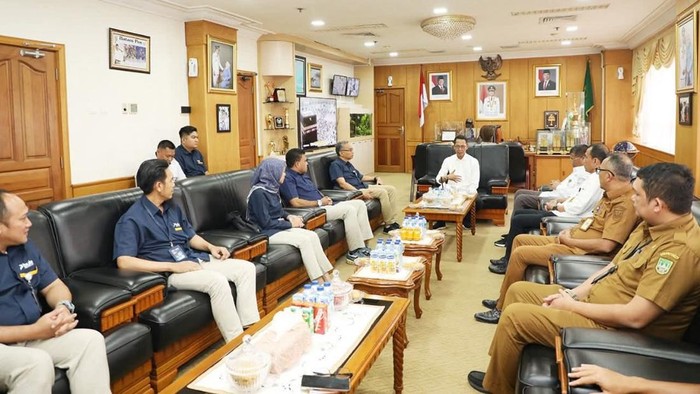 Wali Kota Batam Amsakar Achmad menerima audiensi dari Perum Bulog di Kantor Wali Kota Batam. (Foto: Diskominfo Batam)